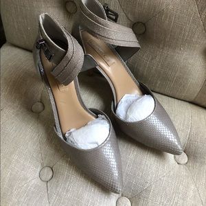 Pump ankle strap heals